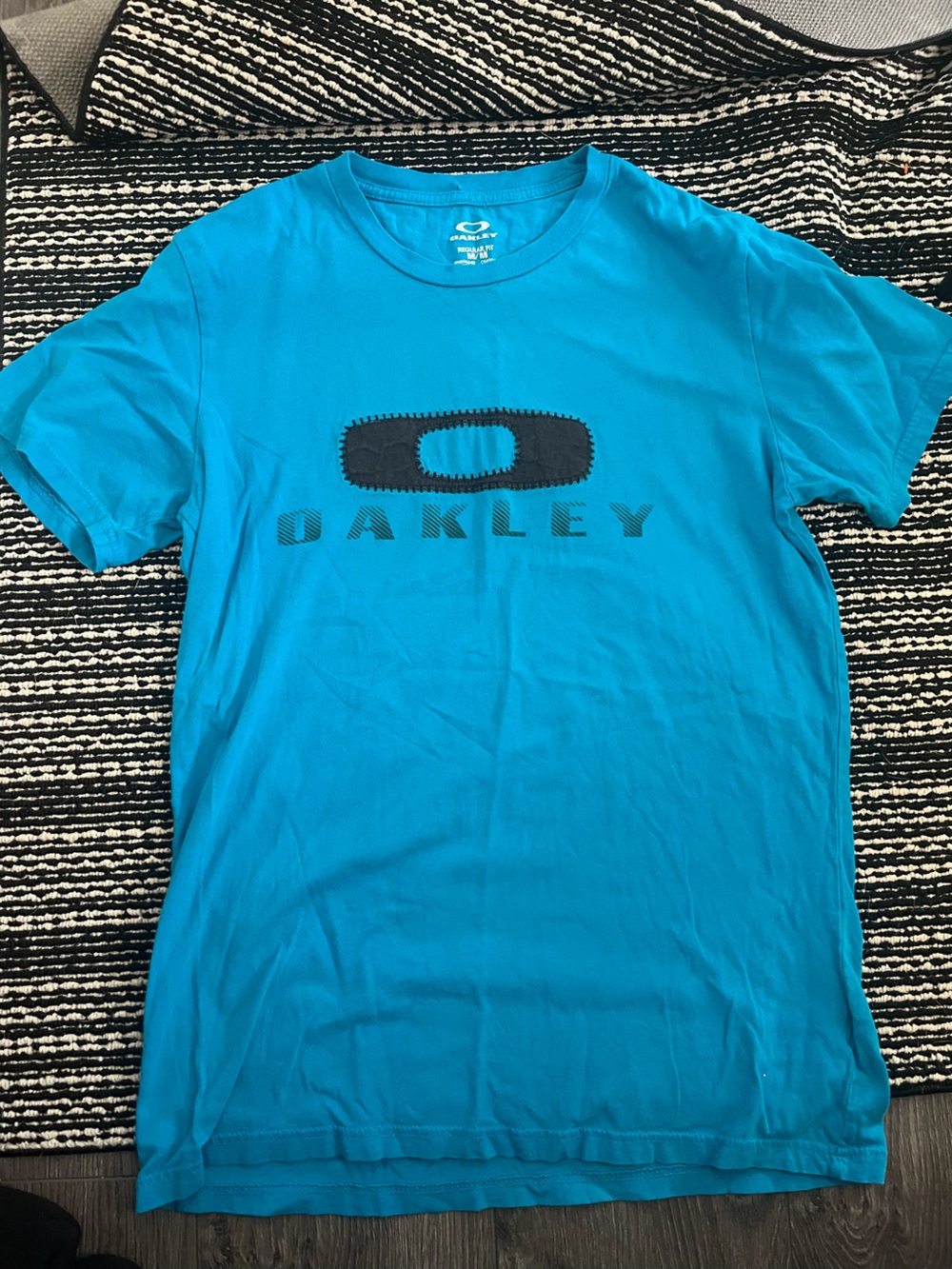 Oakley Men’s Short Sleeve Tee in Vibrant Teal with Black Logo